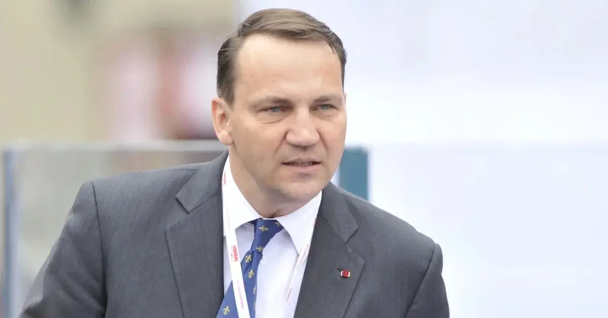 Radosław Sikorski w szarym garniturze