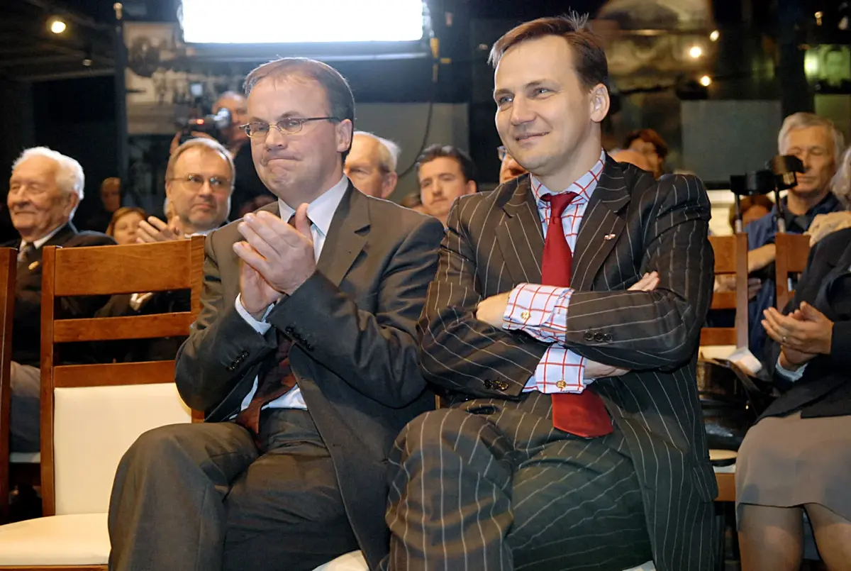 Radosław Sikorski siedzi obok Jarosława Selina