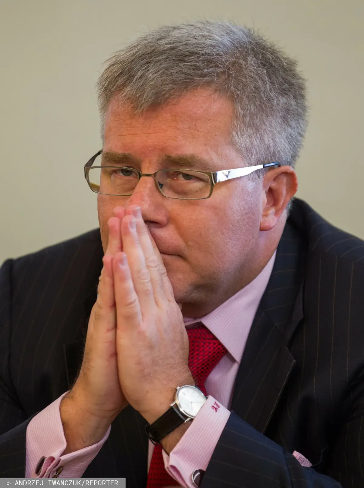 Ryszard Czarnecki ze złożonymi rękoma