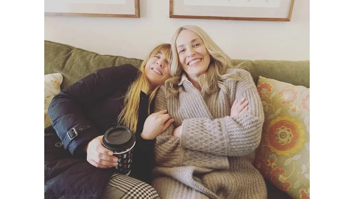 Sharon Stone i Kaley Cuoco siedzą na kanapie