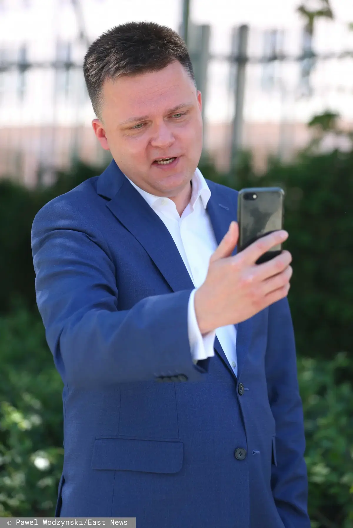 Szymon Hołownia rozmawia przez telefon