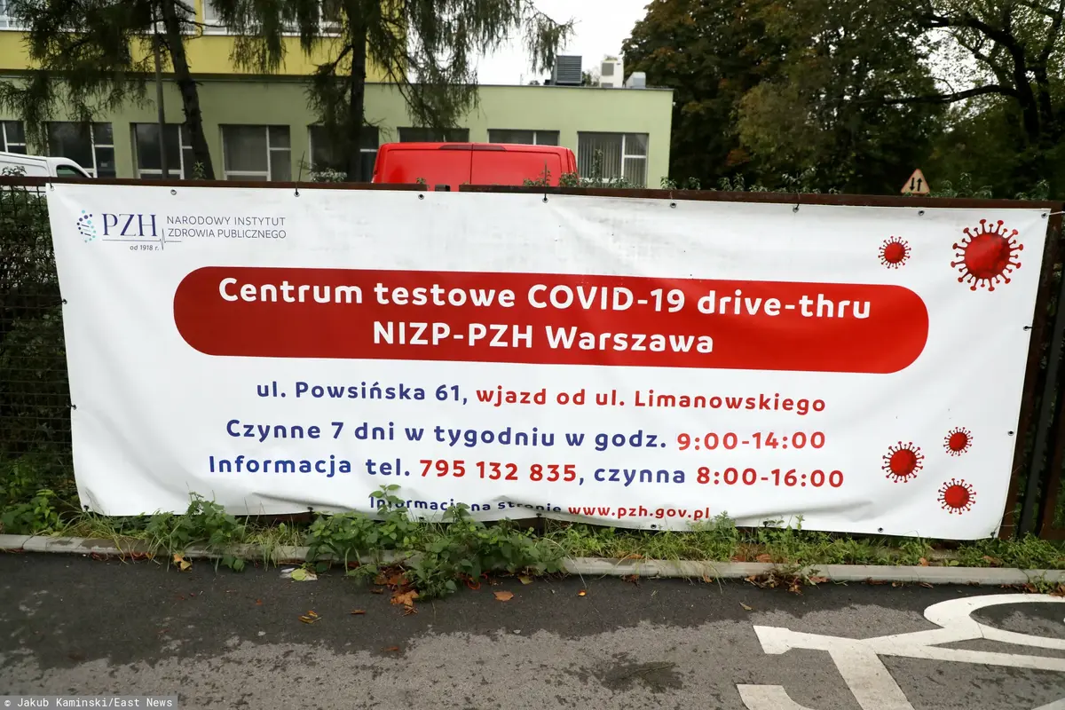 Mobilny punktu pobrań wymazów do testów na koronawirusa.