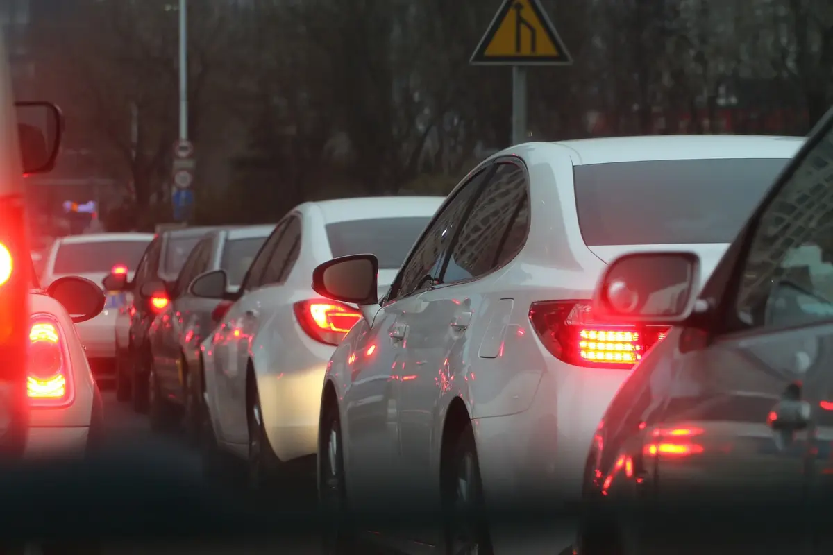 sznur samochodów stojących w korku