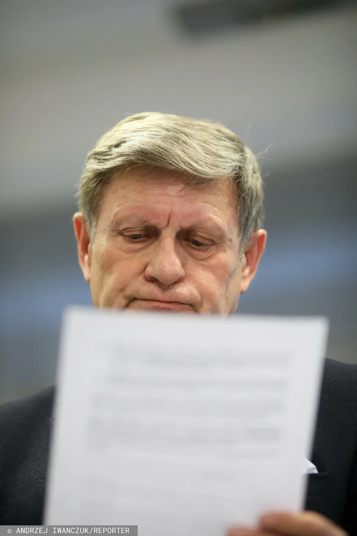 Leszek Balcerowicz przeglądający dokumenty