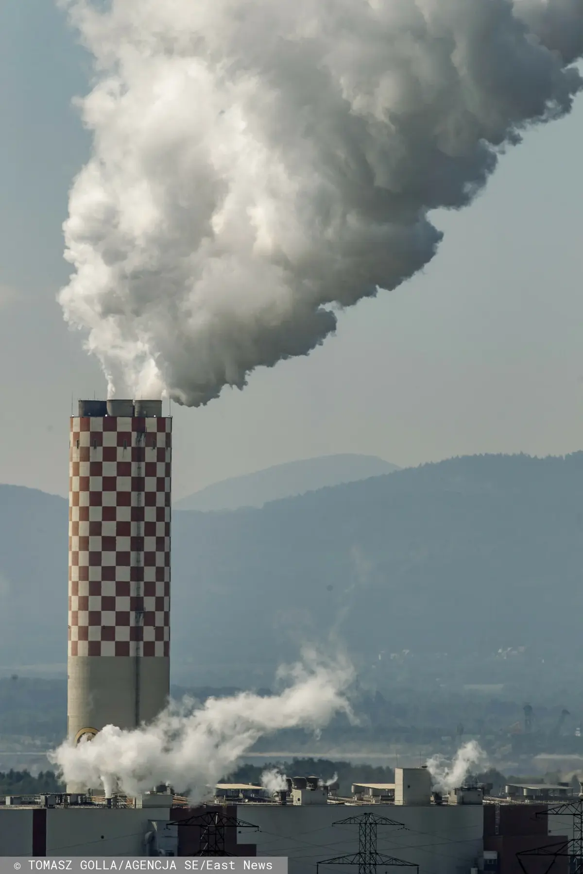 Kominy elektrowni Turów, z których wydobywa się dym