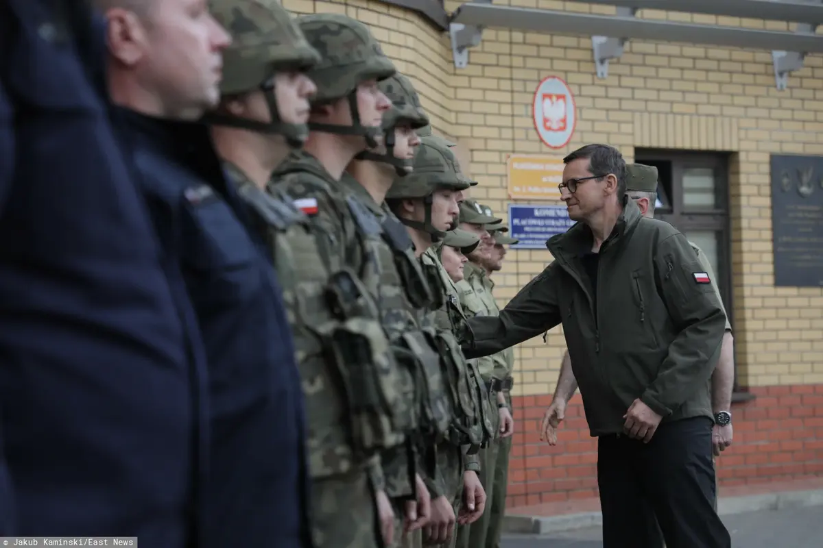 Mateusz Morawiecki z żołnierzami