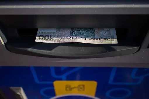 Sto złotych w banknocie we wpłatomacie