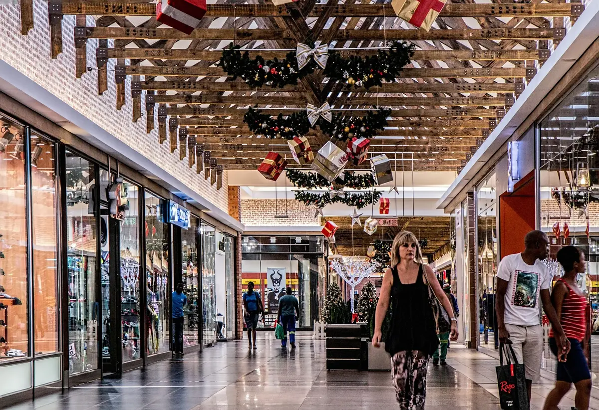 Galeria handlowa podczas zakupów świątecznych