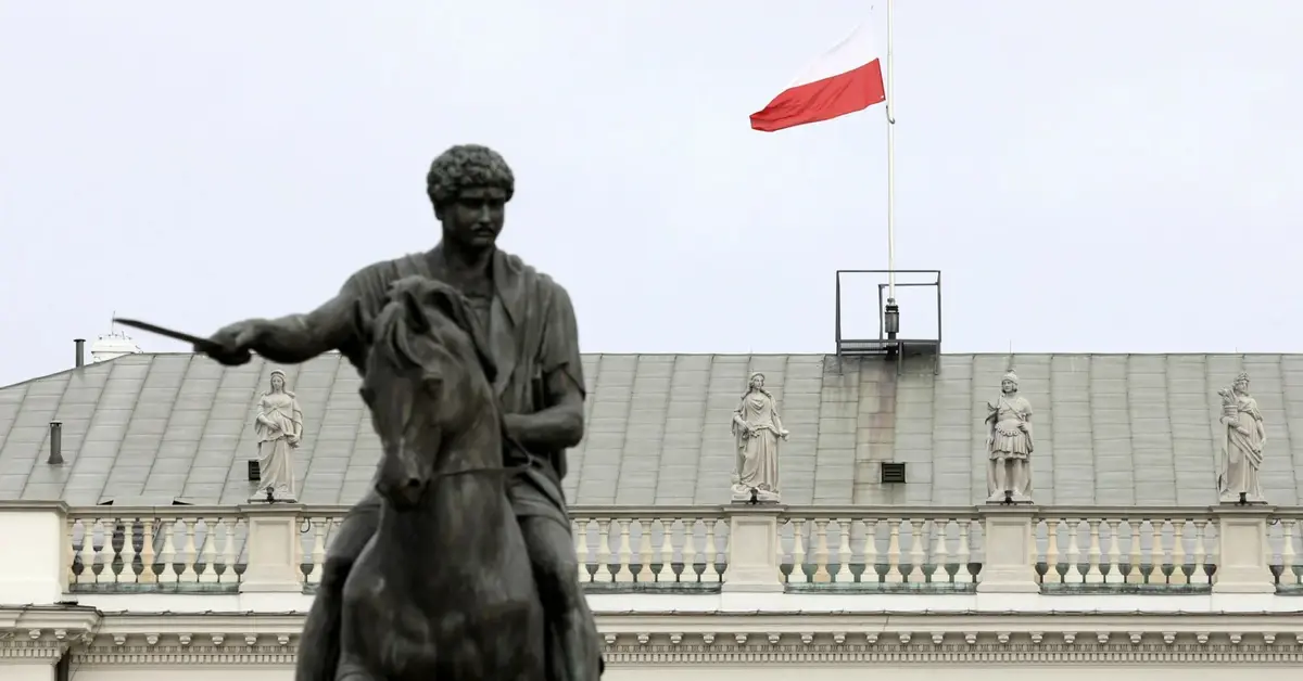 Flaga państwowa opuszczona do połowy masztu na Pałacu Prezydenckim
