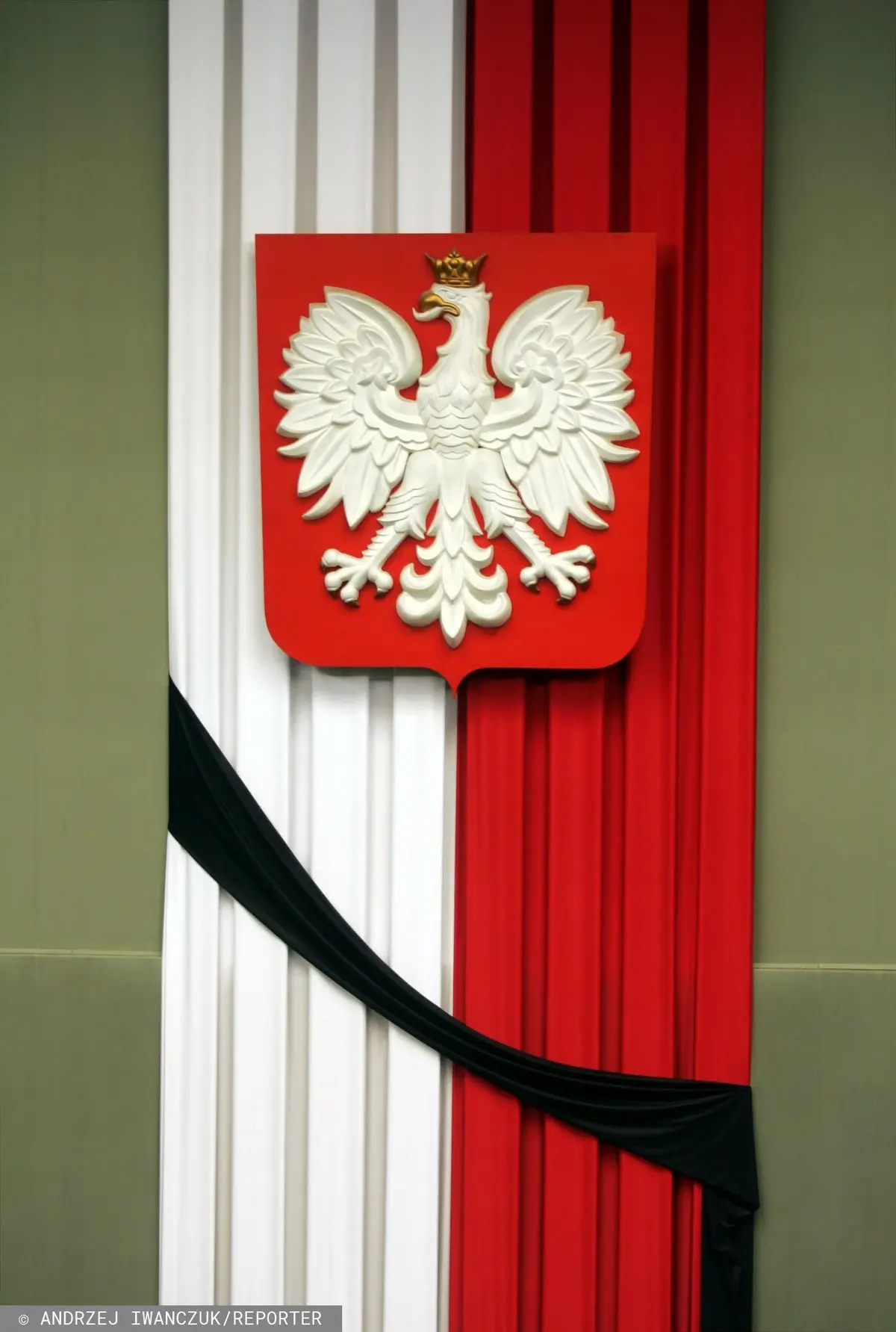 Flaga państwowa przepasana czarną wstęgą