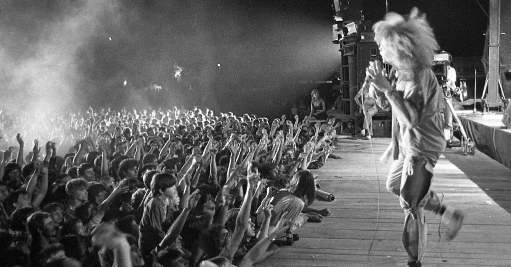 Wokalista zespołu Omega w trakcie koncertu.