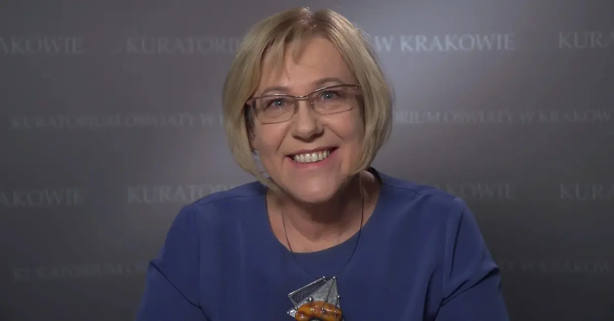 Barbara Nowak na tle napisu Kuratorium Oświaty w Krakowie