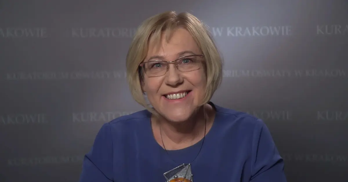 Barbara Nowak na tle napisu Kuratorium Oświaty w Krakowie