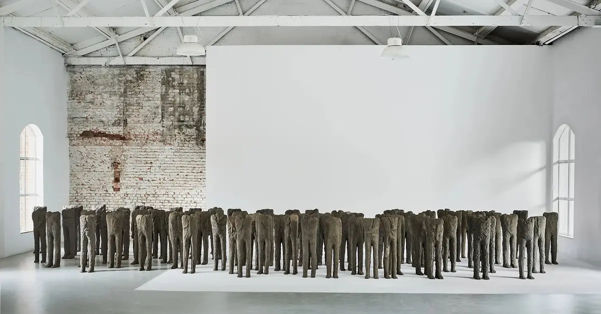 Instalacja artystyczna "Bambini" Magdaleny Abakanowicz