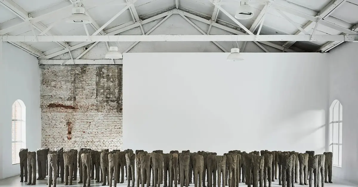 Instalacja artystyczna "Bambini" Magdaleny Abakanowicz