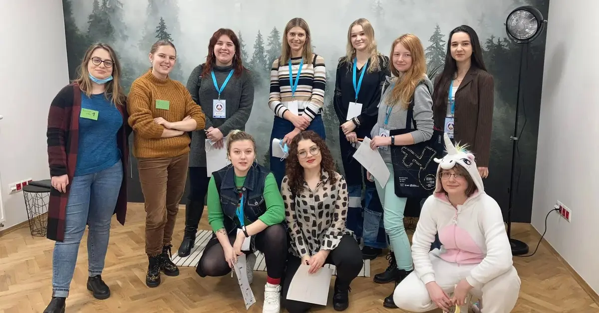 Młodzi ludzie pozujący do zdjęcia