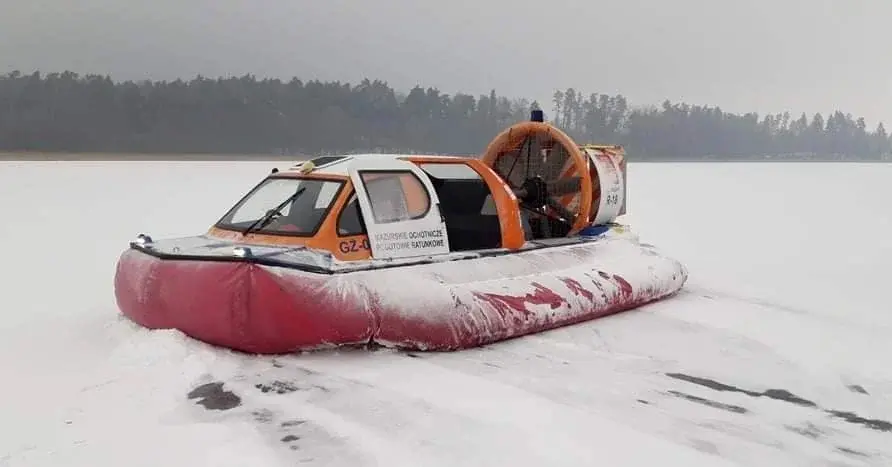 ośnieżony poduszkowiec na ośnieżonej powierzchni zamarzniętego jeziora