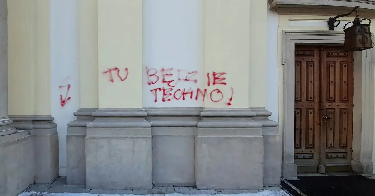 czerwony napis na elewacji kościoła