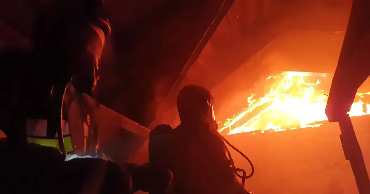 Strażacy gaszący pożar kamienicy