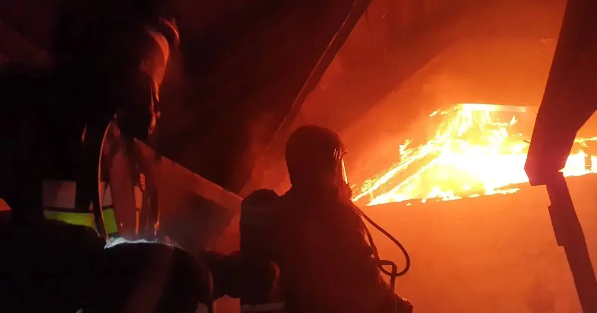 Strażacy gaszący pożar kamienicy