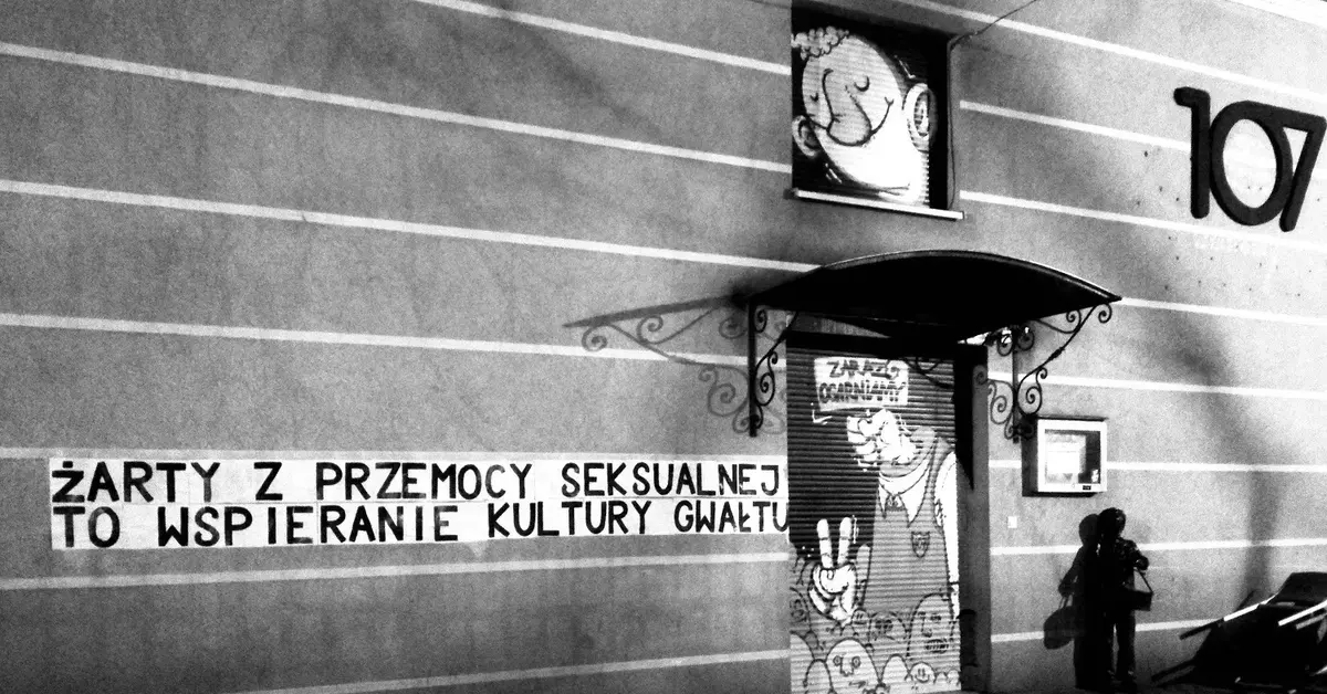 Obklejona ściana lokalu 107.