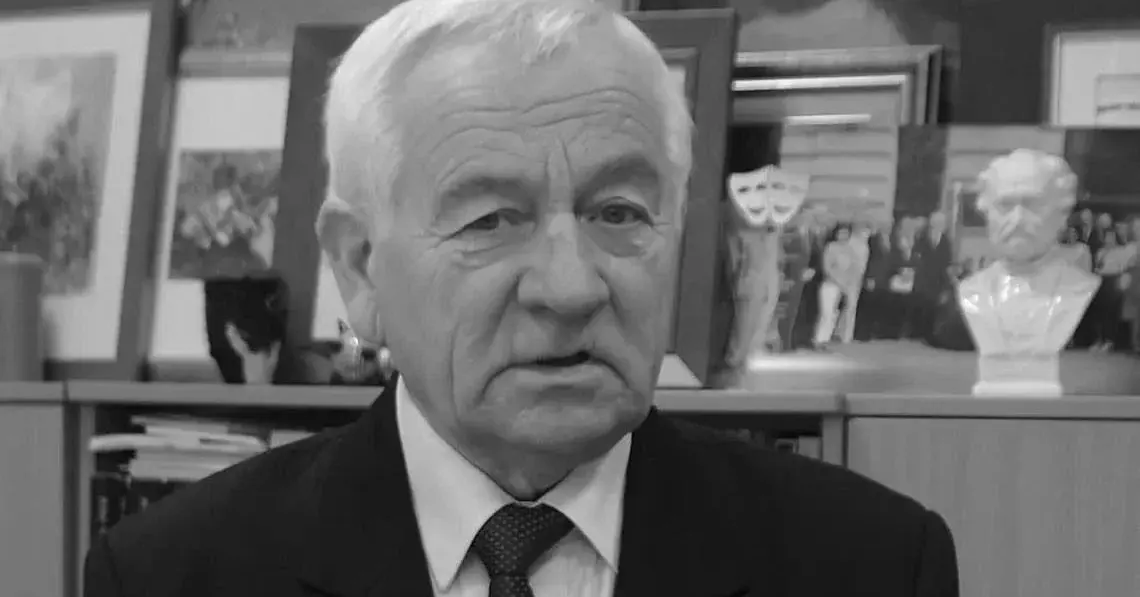 Zdzisław Podkański w garniturze.