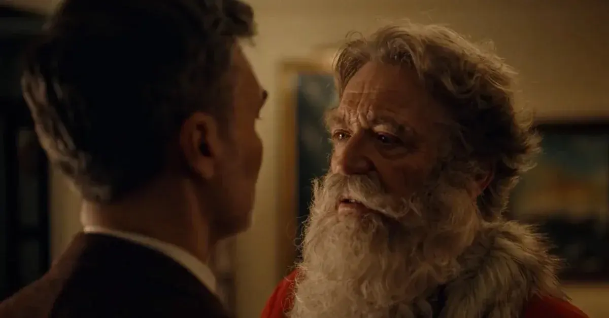 Święty Mikołaj stoi naprzeciwko swojego obiektu westchnień.