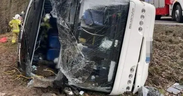 rozbity autobus leży w rowie przewrócony na bok
