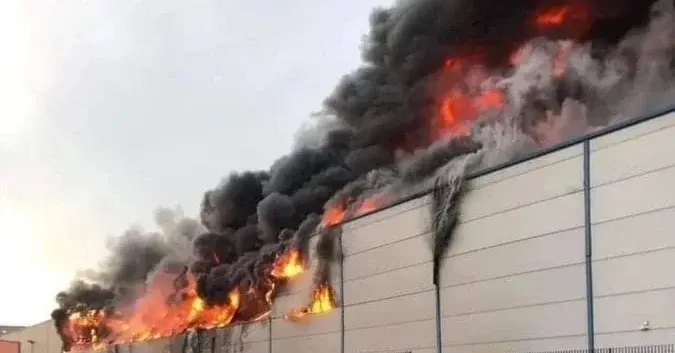 Pożar hali produkcyjnej w Starachowicach 
