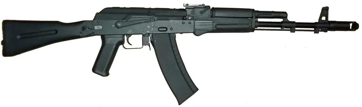 czarny karabin automatyczny AK-47