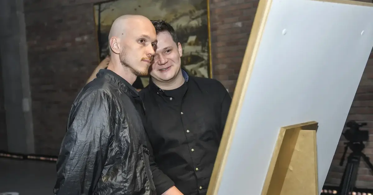 Krzysztof Gonciarz na wernisażu.