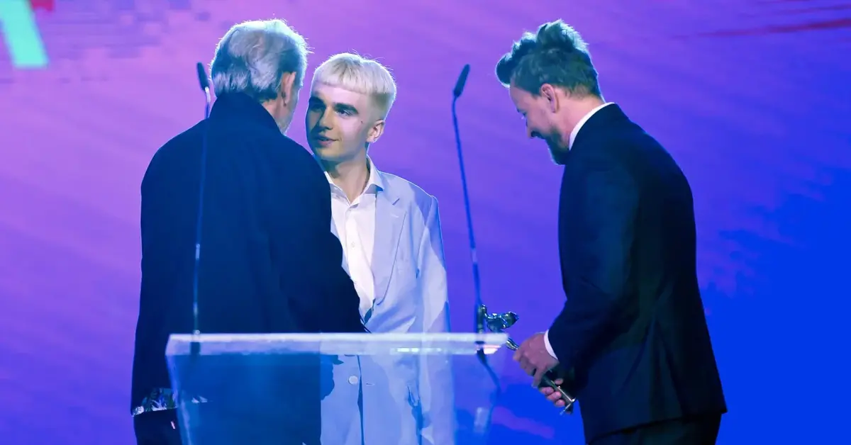 Mata odbiera nagrodę w trakcie gali Fryderyków