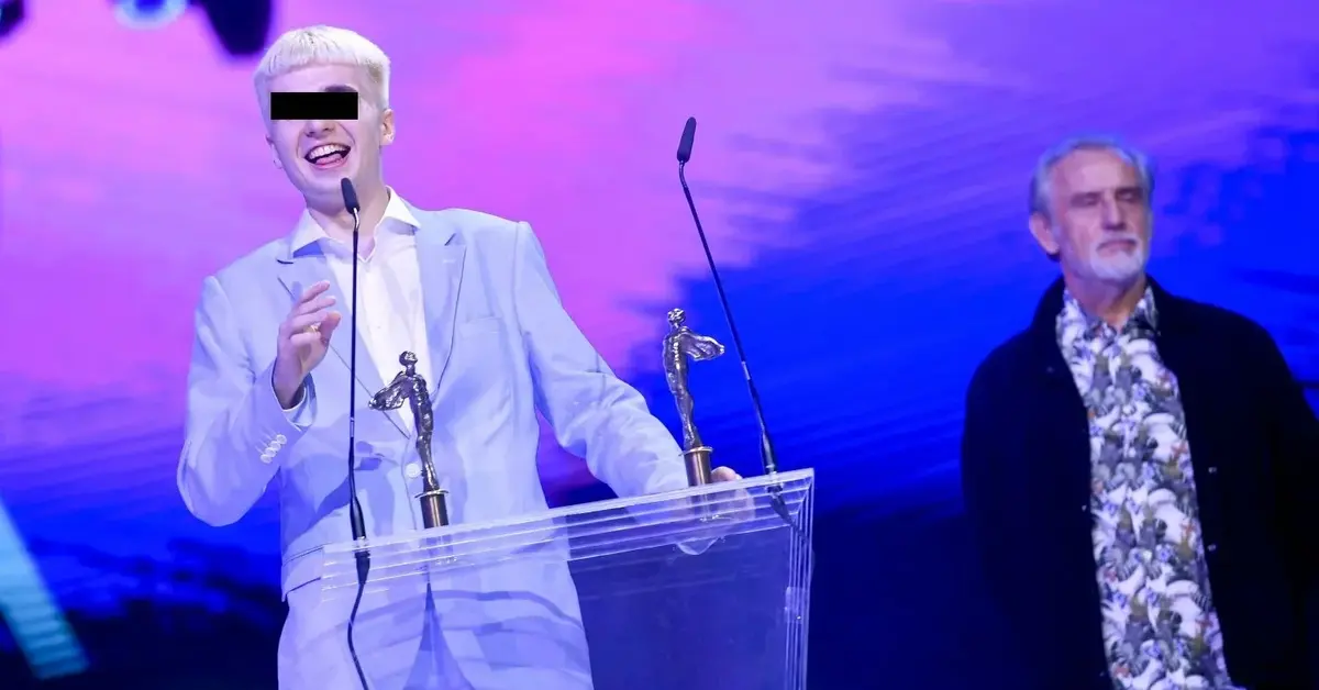 uśmiechnięty mata za pulpitem z dwiema statuetkami fryderyków