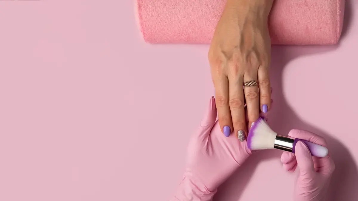 W czasie manicure akrylożele w różowym kolorze