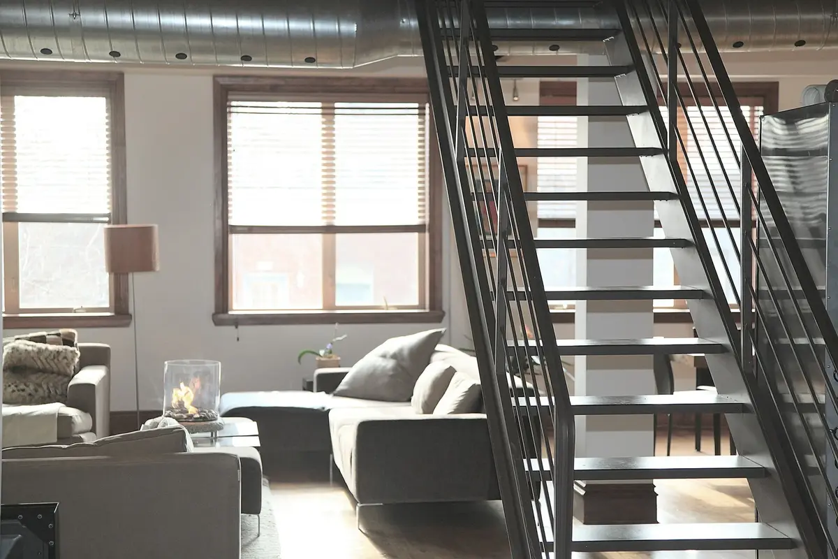 ekskluzywne mieszkanie ze schodami na antresolę na pierwszym planie