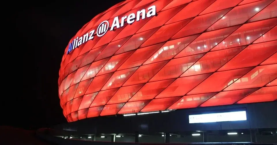 Widok stadiony sportowego piłka nożna wielka czerwona podświetlona bryła