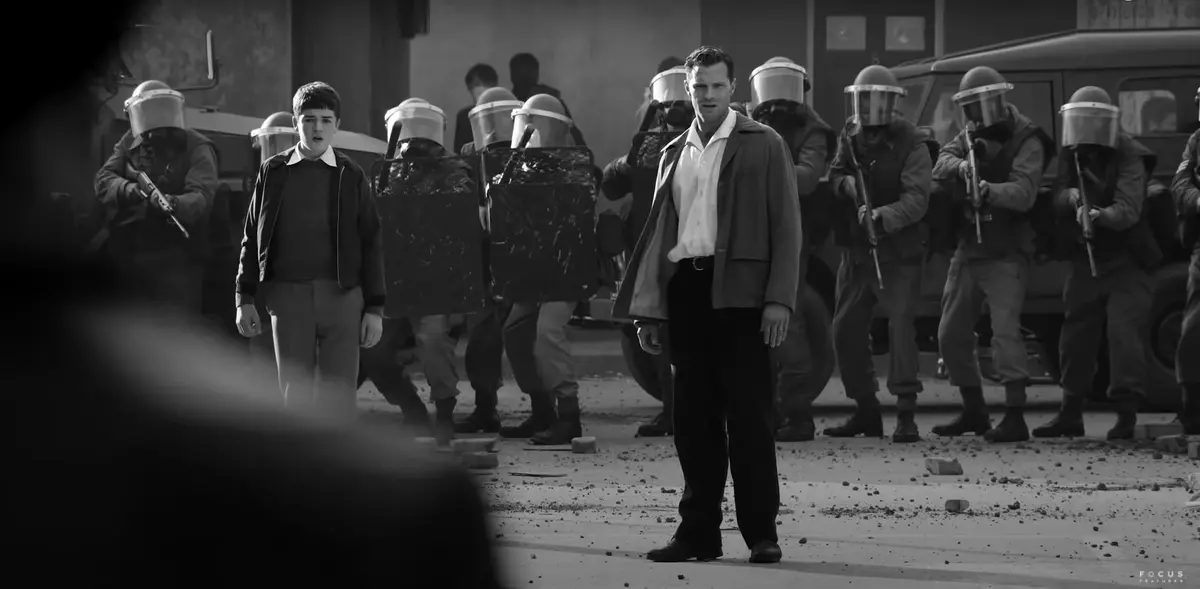 Jamie Dornan w roli ojca na tle oddziału żołnierzy