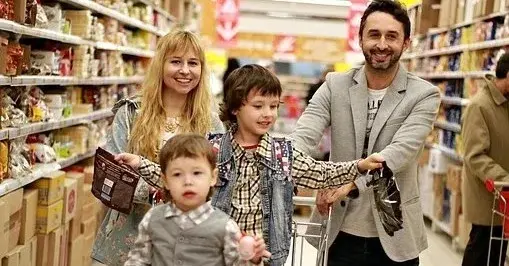 Rodzice wraz z dwójką dzieci w trakcie zakupów stacjonarnych