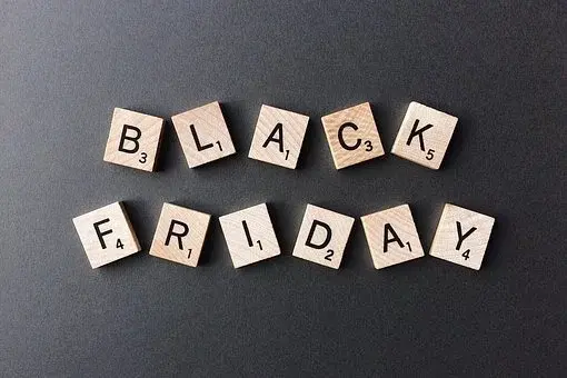 Napis Black Friday ułożony ze Scrabble na czarnym tle 