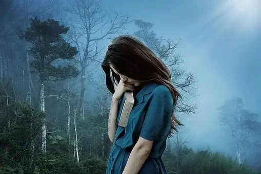 Płacząca kobieta w lesie 