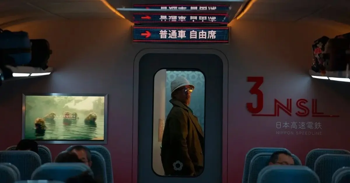 Brad Pitt w wagonie pociągu w filmie "Bullet Train"