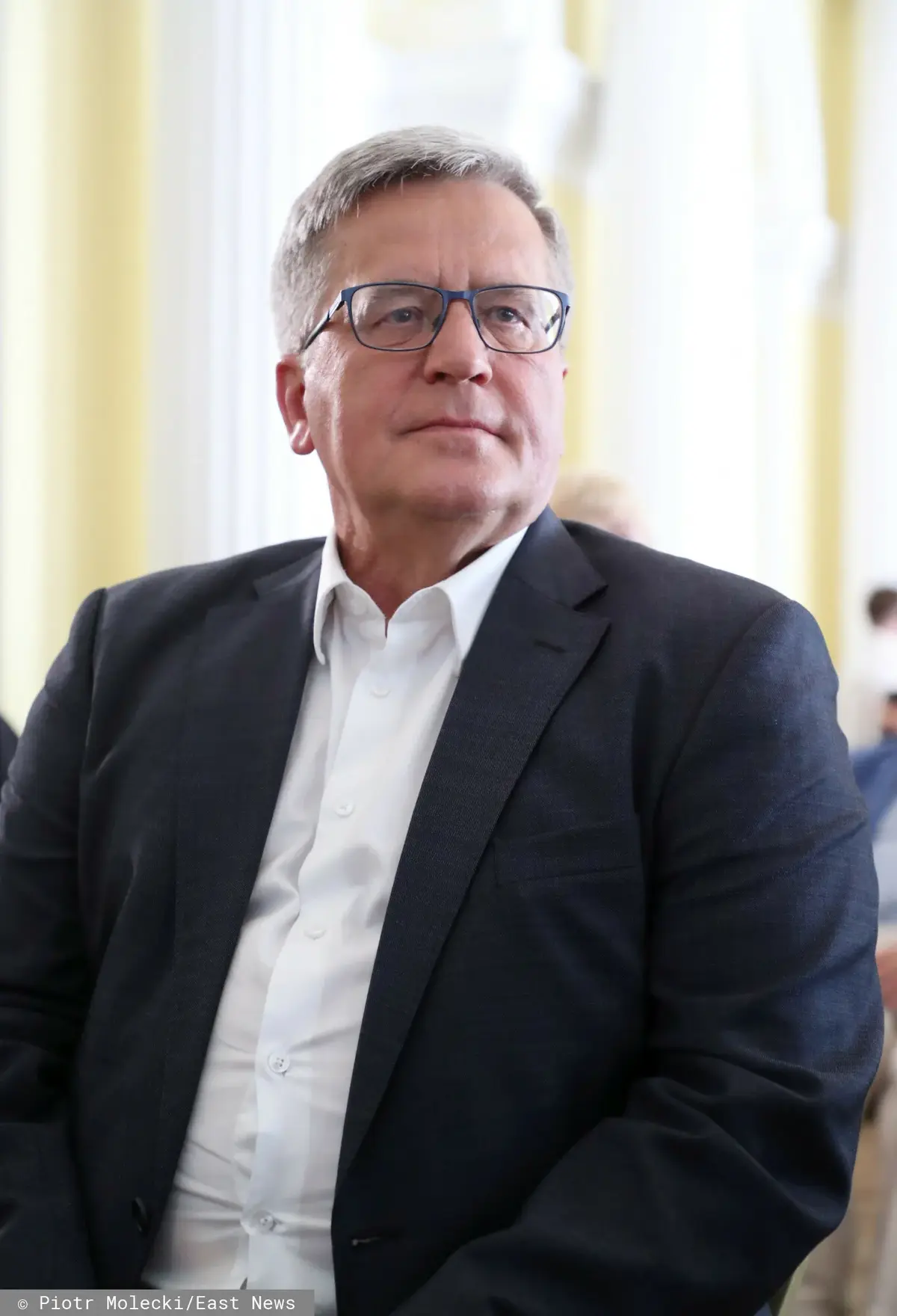 Bronisław Komorowski słucha przemówienia na wykładzie o prezydentach