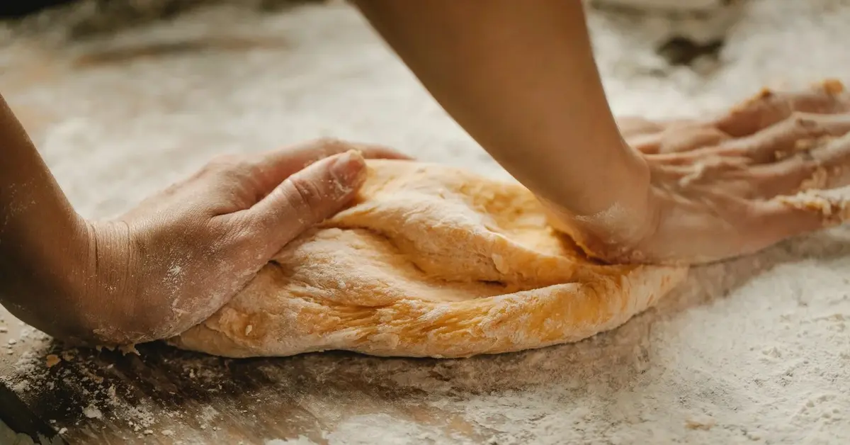 Ręczne wyrabianie ciasta na chleb