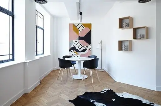 stół i dwa krzesła w nowoczesnym mieszkaniu