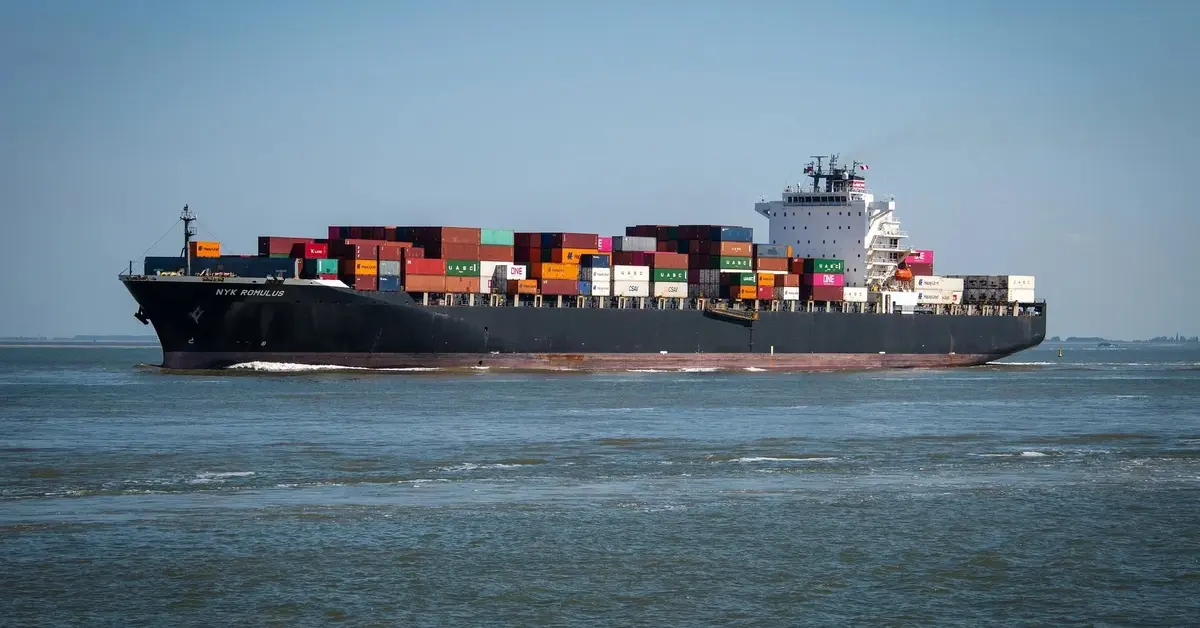 frachtowiec wyładowany kontenerami na wodzie