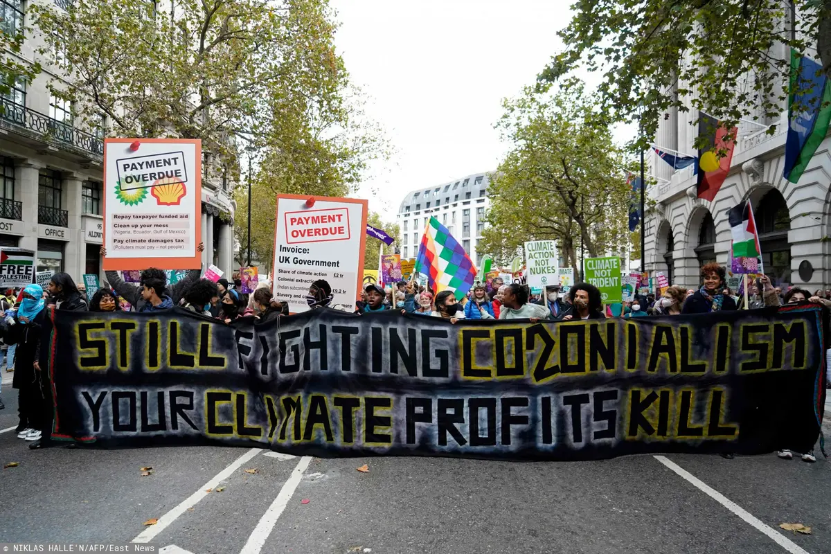 Tłum demonstrujący na COP26