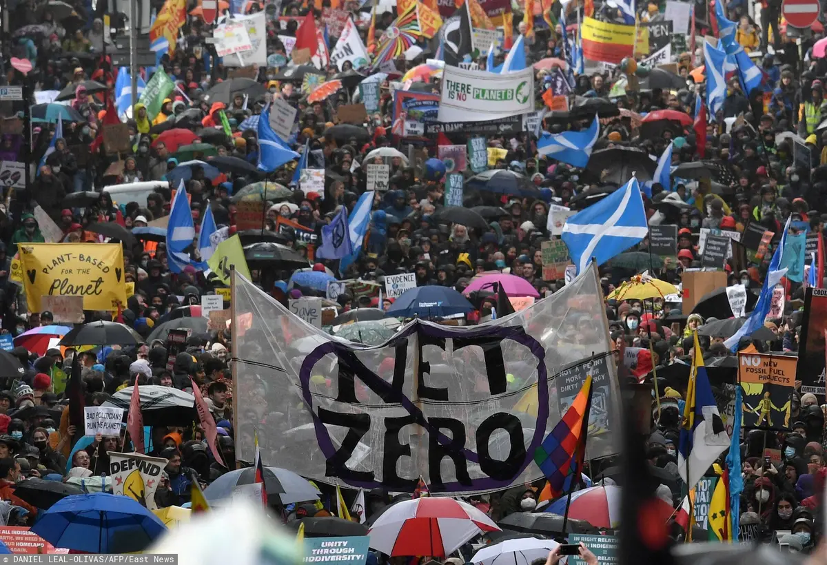 Tłum demonstrujący podczas COP26