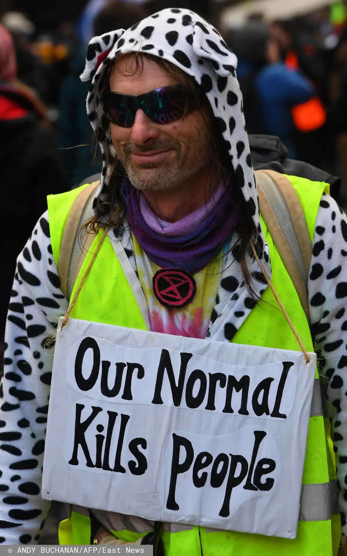 Mężczyzna demonstrujący na COP26