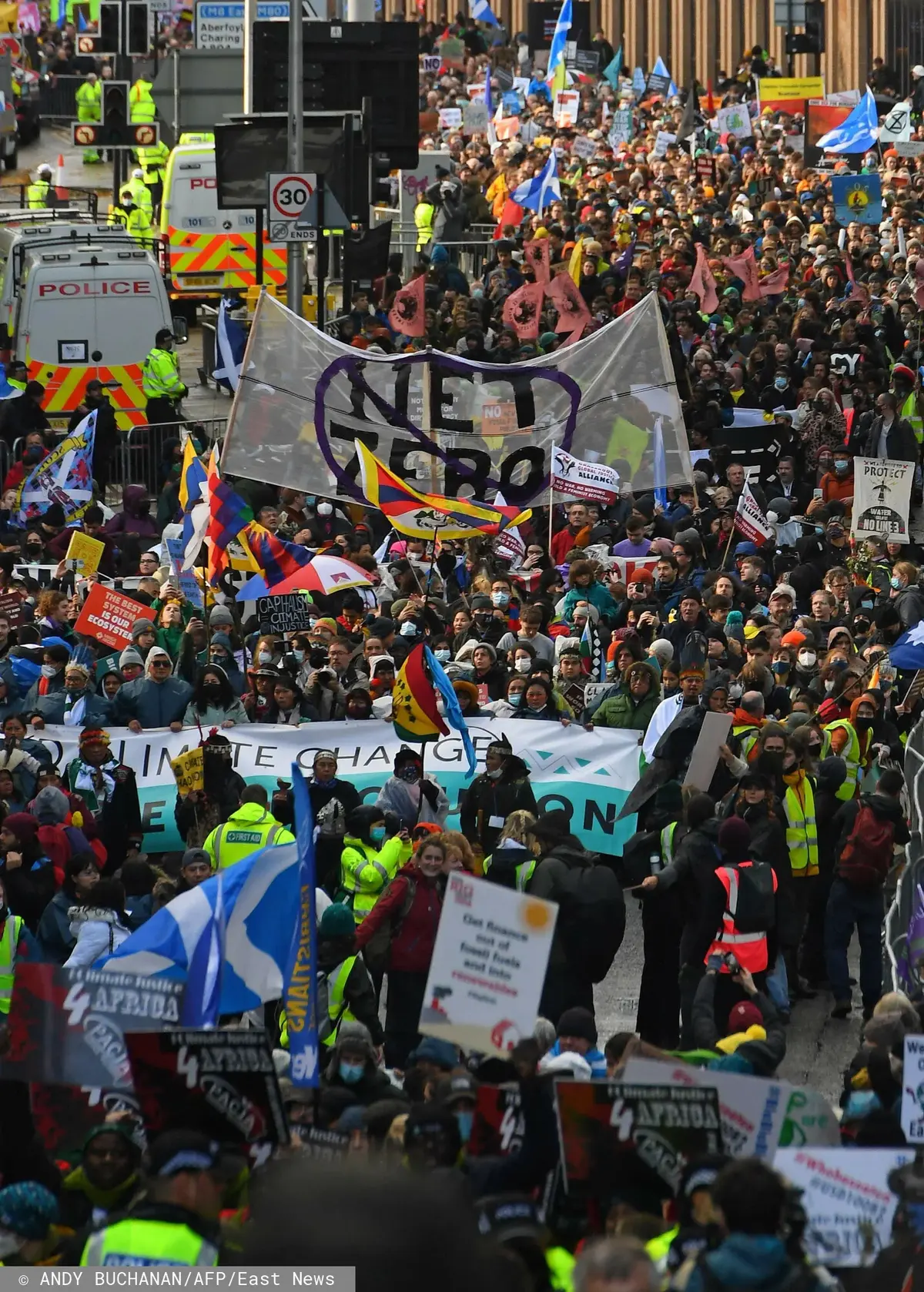 Demonstrujący tłum podczas COP26 w Glasgow