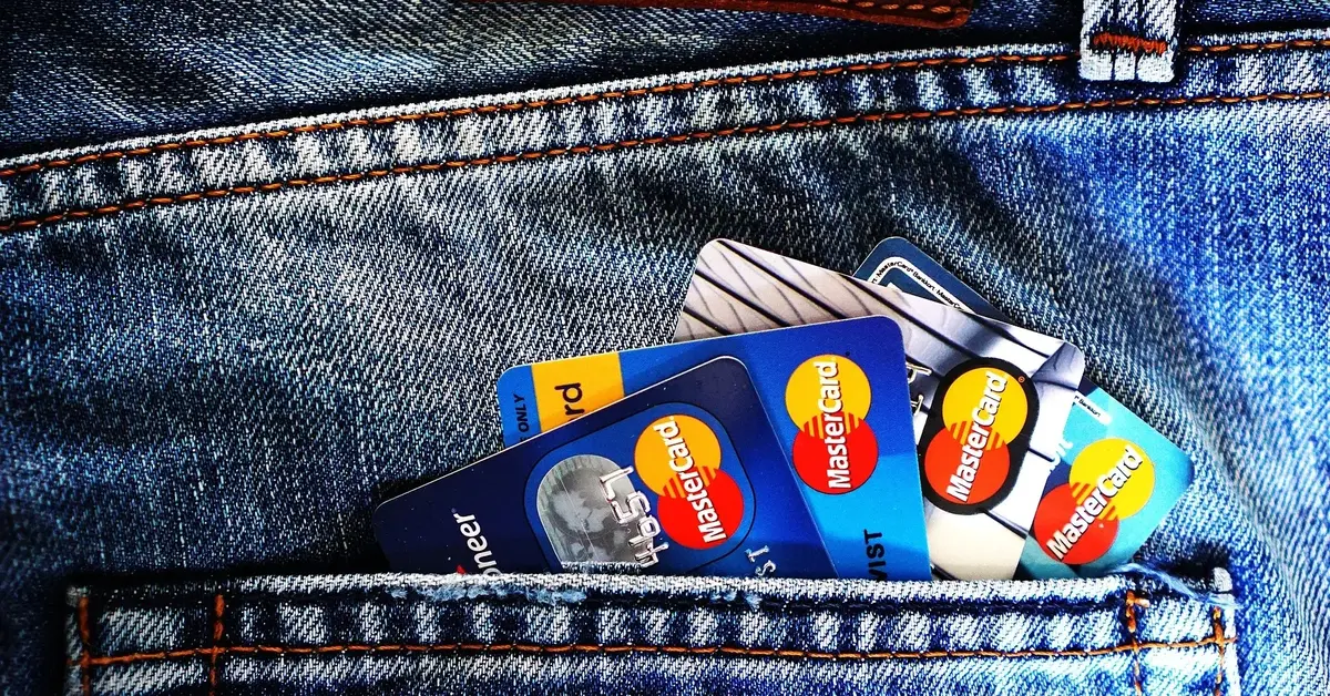 karta kredytowa w kieszeni